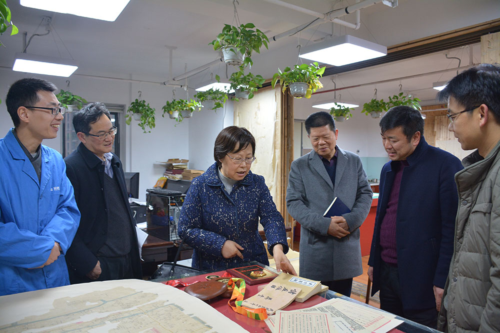 省委副秘書長(zhǎng)、省檔案局局長(zhǎng)劉蕓帶隊(duì)來(lái)公司開展“服務(wù)企業(yè)、服務(wù)群眾、服務(wù)基層“活動(dòng)2.jpg